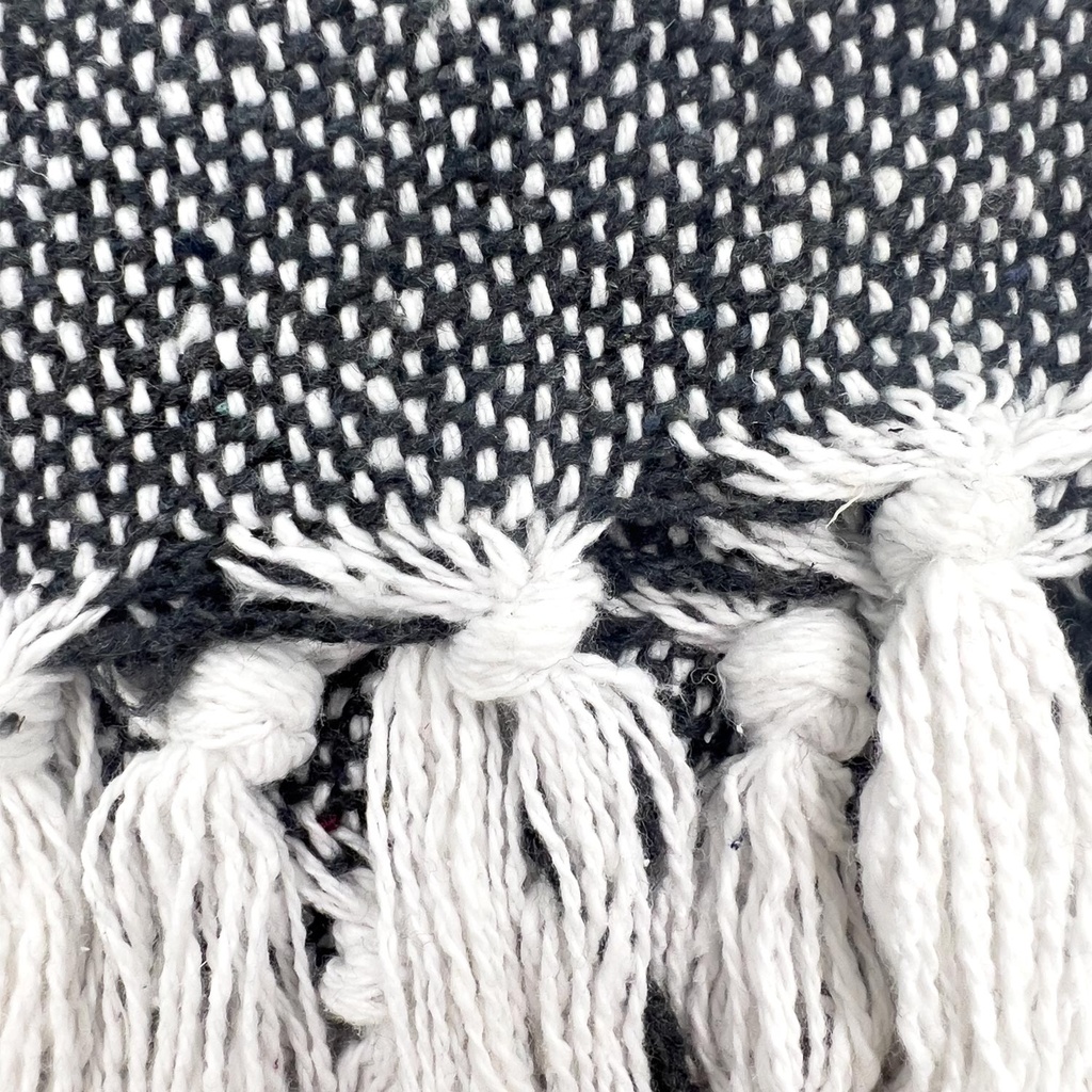 Manta Boho pompones negros 130x170cm